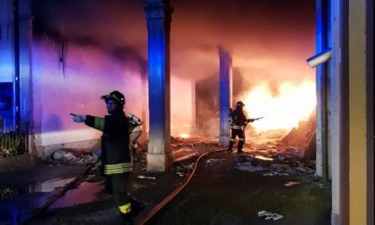 Incendio nella Bergamasca: famiglie evacuate, rogo doloso?