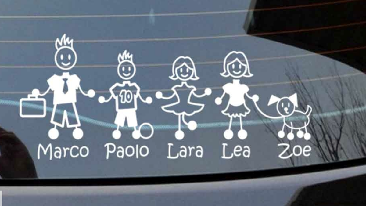 Polemica adesivi famiglia auto, gli ideatori: “Allarmismo ingiustificato”