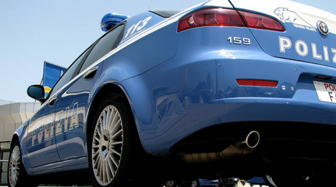 Strappano a calci un cartello stradale, denunciati