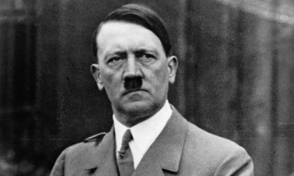 Apologia nazista: 63enne gira per strada con maglietta di Hitler