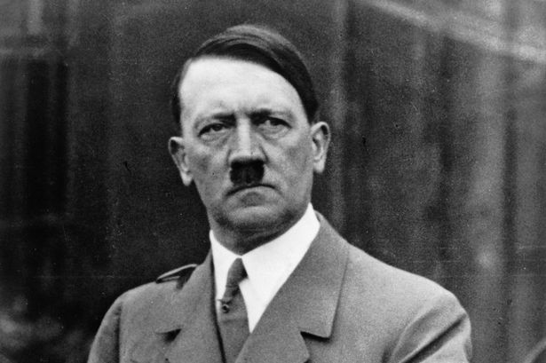 Apologia nazista: 63enne gira per strada con maglietta di Hitler