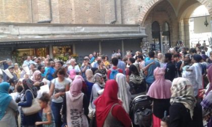 Protesta stranieri a Lodi sotto Palazzo Broletto