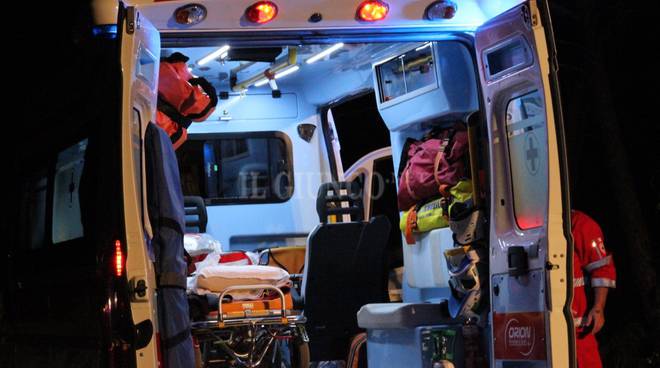 Auto contro un ostacolo, soccorse due persone SIRENE DI NOTTE
