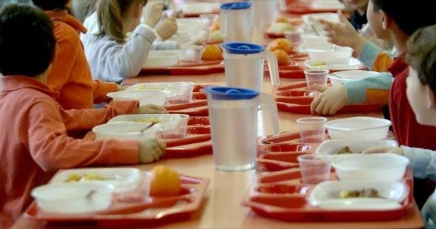 Agevolazioni mensa e scuolabus che escludono stranieri: fuoco dall’opposizione lodigiana