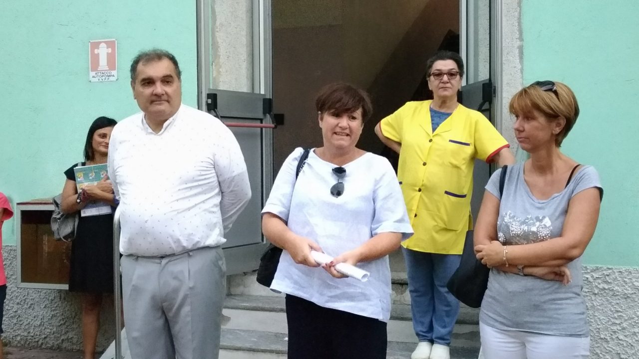 Primo giorno di scuola: sindaco Casanova e assessore Molinari fra i bimbi