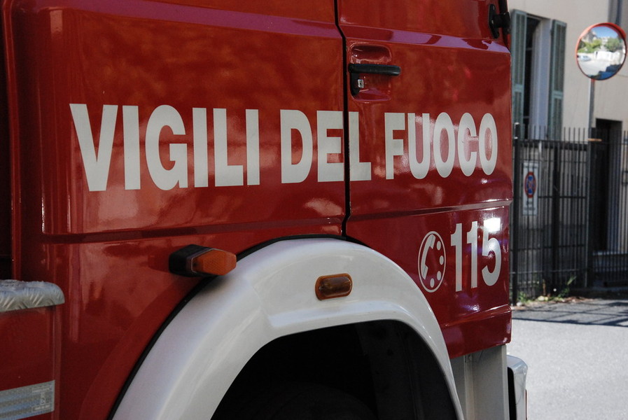 Si schianta in auto contro autopompa dei Vigili del Fuoco