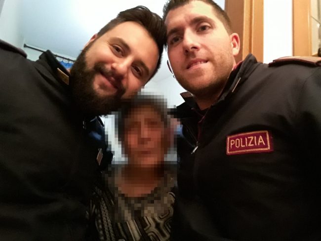 Anziana sola chiama la Polizia: agenti le preparano il tè