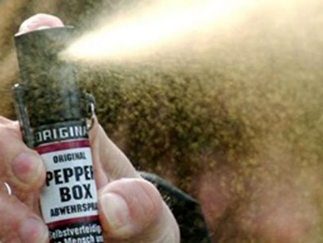 Spruzza spray al peperoncino in aula, tredici ragazzi intossicati
