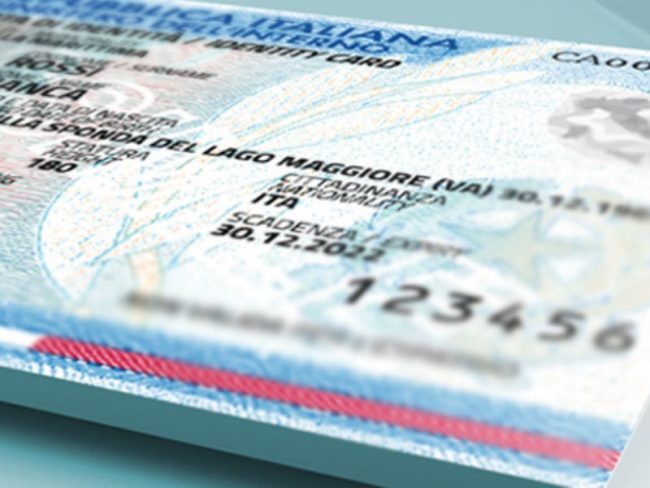 Carta d’identità con il microchip rimosso: 25enne denunciato per documento alterato