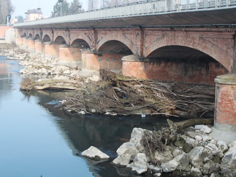 Ponte sull’Adda, domani la pulizia dei piloni: modifiche alla viabilità