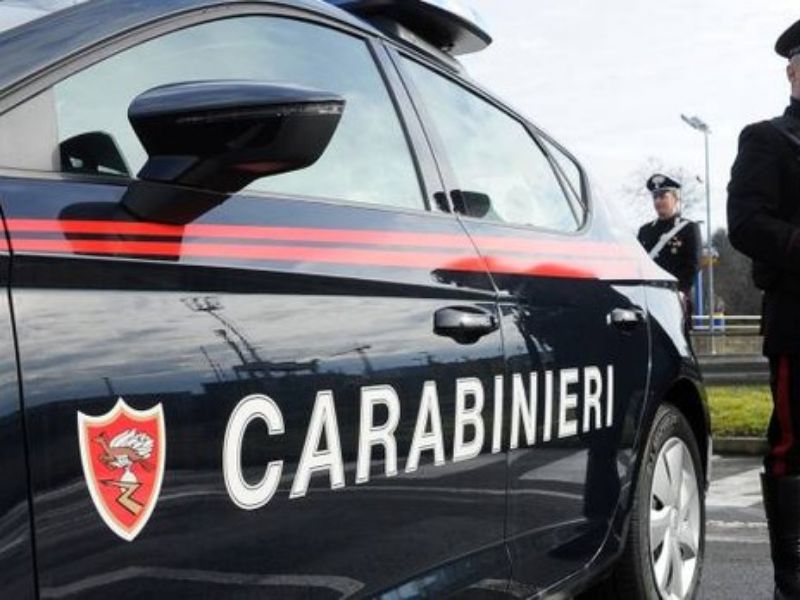 Ruba 250 euro di vestiti da esercizio commerciale: denunciata 58enne