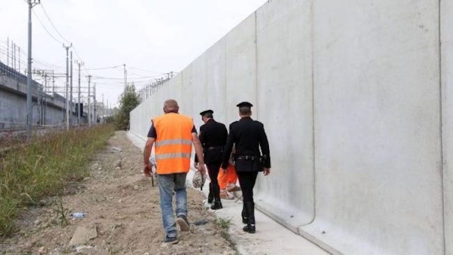 A Sud di Milano un muro anti spacciatori alto 4 metri