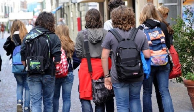 Pugno all’insegnante, studente delle medie sospeso