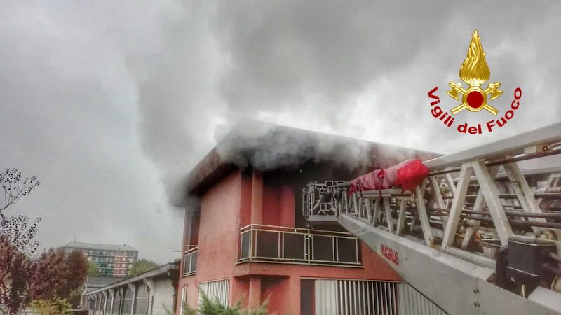 Palazzina prende fuoco, paura per un senzatetto FOTO