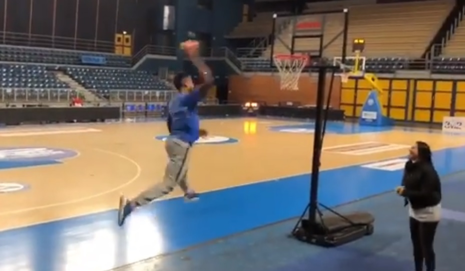 Maschio o femmina? Per scoprirlo Roberts schiaccia a canestro una “bomba” colorata VIDEO