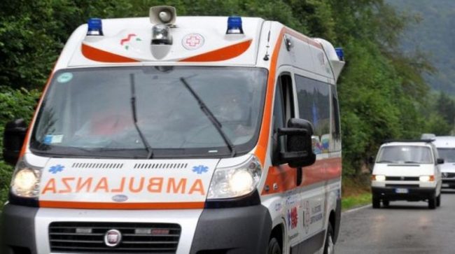 Operaio precipita da un tetto ceduto improvvisamente