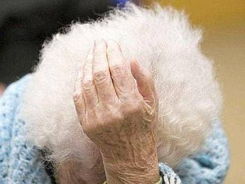 Insulti e botte alla madre per la droga: arrestato 39enne