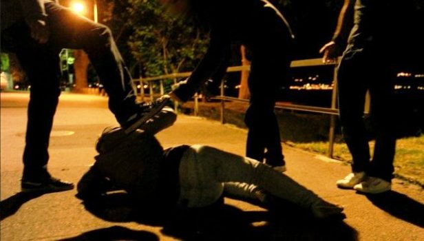 Banda di giovanissimi massacra padre e figlio