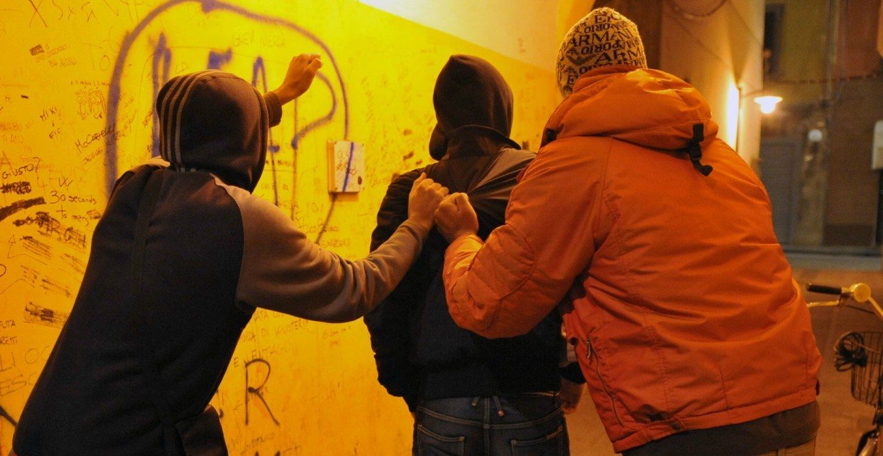 Bulli minorenni perversi: 15enne picchiato, messo in ginocchio e filmato