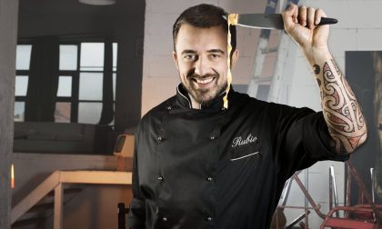 Chef Rubio con gli stranieri discriminati in mensa a Lodi