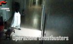 Ladro di opere d'arte travestito da fantasma: l'incredibile VIDEO