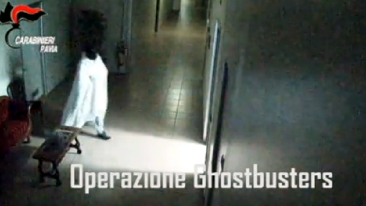 Ladro di opere d’arte travestito da fantasma: l’incredibile VIDEO