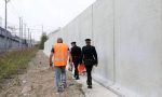 Buco nel muro a Rogoredo per aggirare barriere anti spaccio