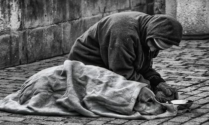 Sgombero della ciclabile sotto la tangenziale: incubo per i senzatetto di Lodi