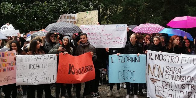 Sedia contro la prof: studente dovrà imparare un canto di Dante per punizione