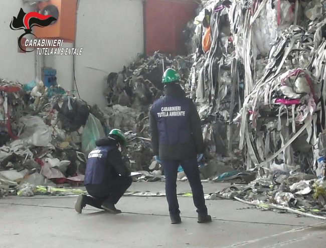Discariche abusive: sequestrati 1500 metri cubi di rifiuti e 2 capannoni
