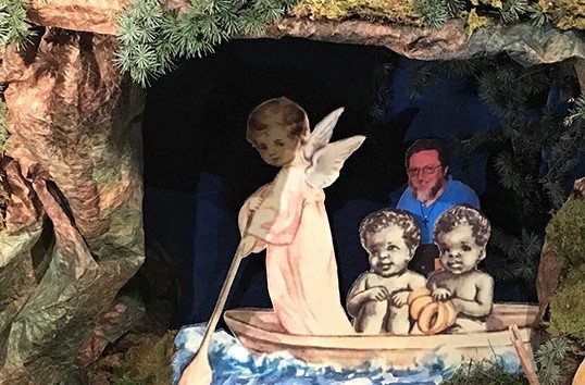 “Padre Gigi è vivo ma dimenticato” e finisce nel presepe