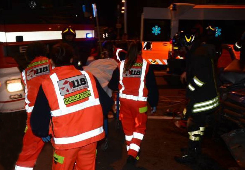 Schianto in auto ad Ospitaletto Lodigiano: 20enne resta intrappolato nella vettura