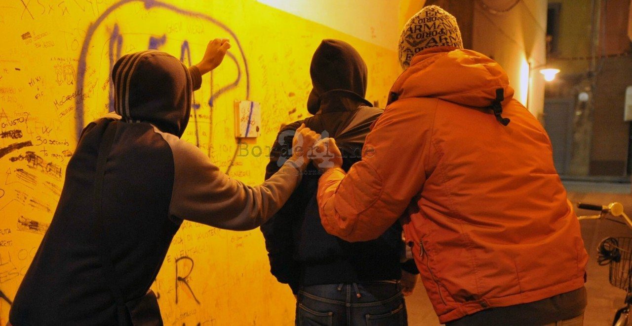 Bulli minorenni colpiscono al volto un 15enne