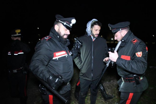Fabrizio Corona con telecamere nascoste nel bosco della droga AGGREDITO (FOTO)