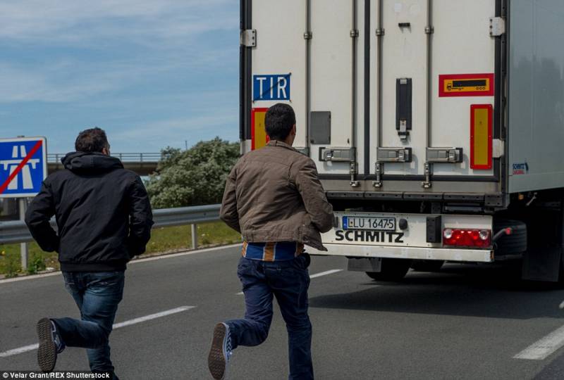 Migranti disperati si infilano sul rimorchio di un tir ma finiscono a Tavazzano