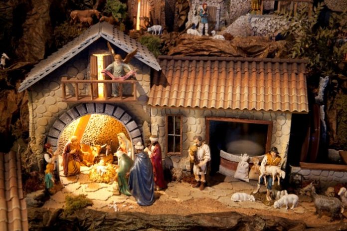 Vilipendio di immagini sacre: 8 minorenni vandalizzano il presepe