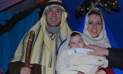 Sindaco e compagna vestiti da Giuseppe e Maria: "Il Natale non si tocca"