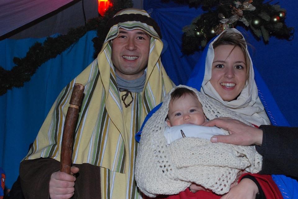 Sindaco e compagna vestiti da Giuseppe e Maria: “Il Natale non si tocca”