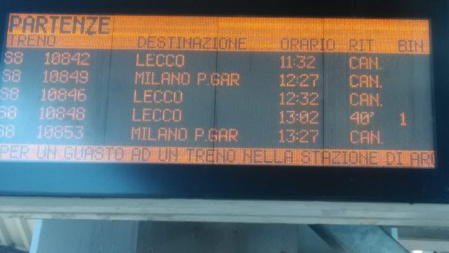 Emergenza treni, pendolari al convegno Pd: “Trenord come un cancro”