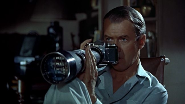 Spiare e filmare la vicina che fa la doccia non è reato