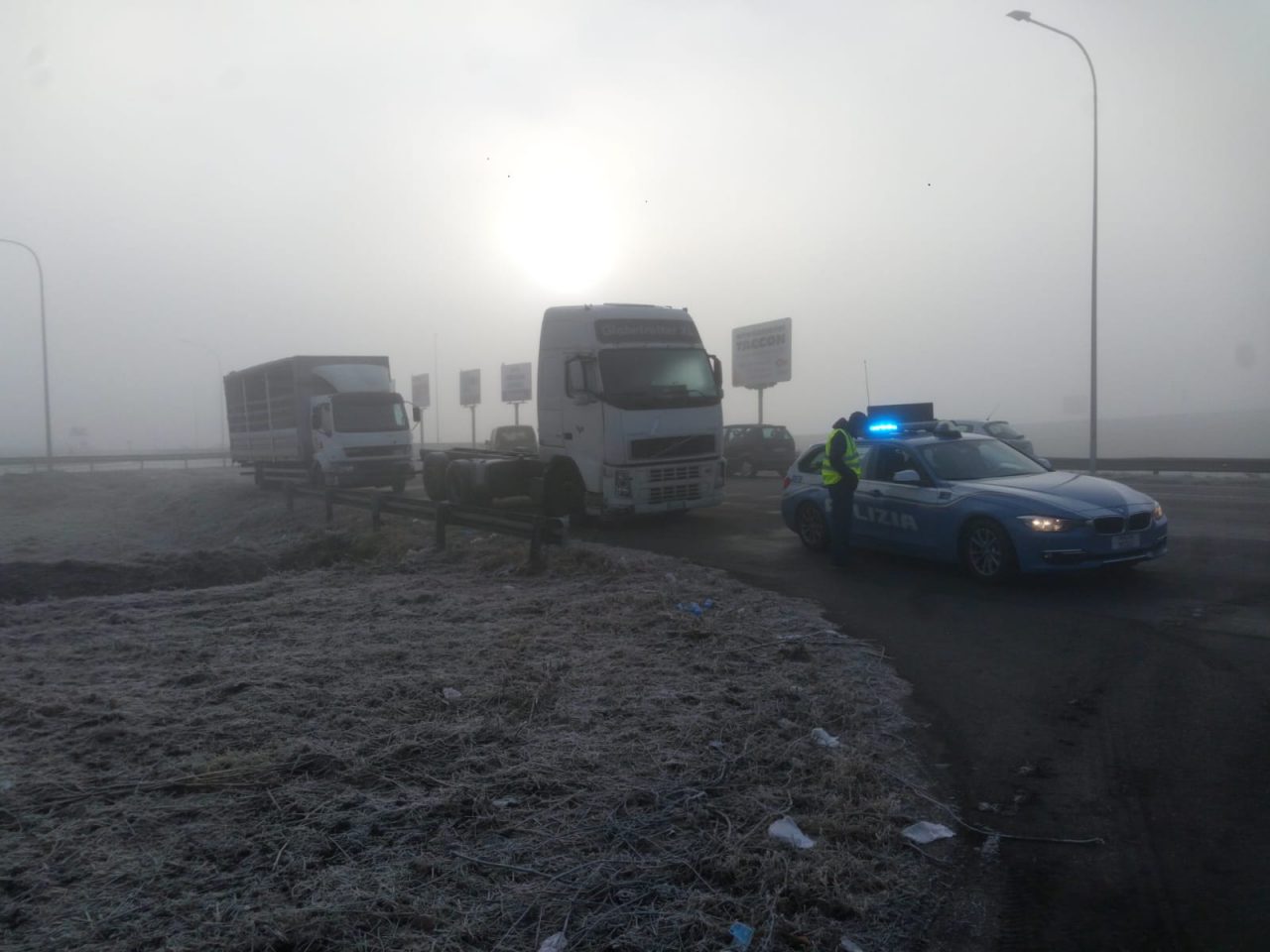Ghiaccio sulla Paullese, tamponamento a catena e strada bloccata FOTO