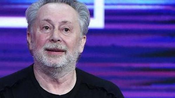 Lele Mora picchiato e rapinato di 40mila euro al campo rom nella periferia milanese