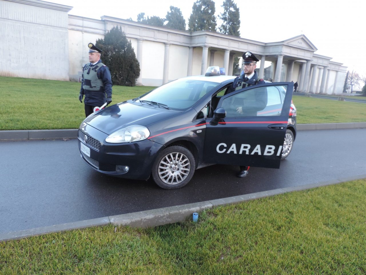 Compra un’auto ma scatta la truffa, denunciati i titolari dell’autosalone