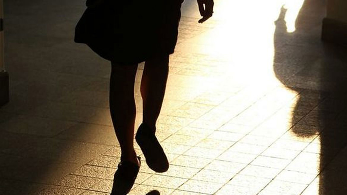Stakling e lesioni alla collega rivale: denunciata 35enne gelosa