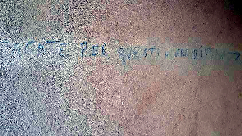 Scritta razzista sul muro di famiglia che ha adottato ragazzo senegalese