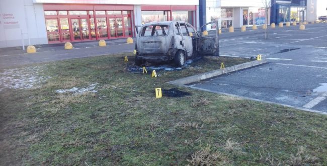 Dà fuoco all’auto con la ex dentro: orrore a Vercelli