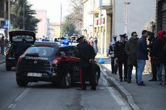 Padre spara al figlio al culmine di un litigio, grave 37enne