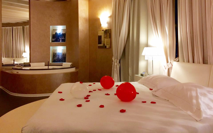 Ruba la carta di credito alla nonna e va al Motel con il fidanzato