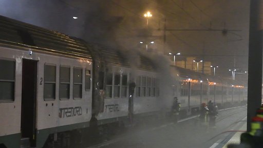 Treno in stazione a Greco-Pirelli: l’incendio è doloso VIDEO