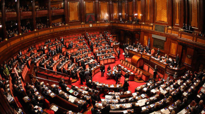 Reddito di cittadanza stranieri: regole in stile “caso mensa di Lodi”, feroci polemiche
